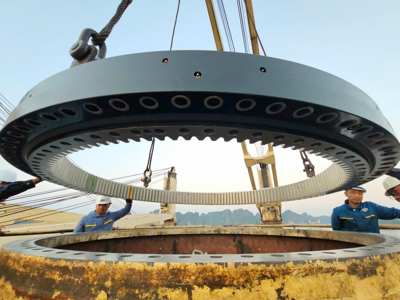 Vòng bi mâm xoay cho cẩu MacGregor,  Liebherr; máy công nghiệp, khai thác,…